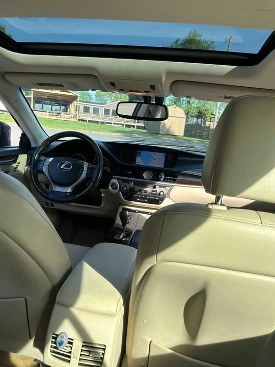 2013 Lexus ES 6th Gen - Image 15 of 18