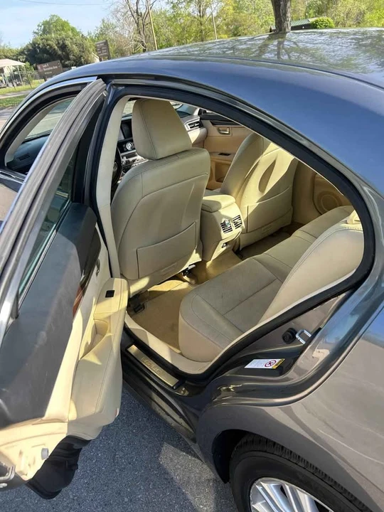 2013 Lexus ES 6th Gen - Image 9 of 18