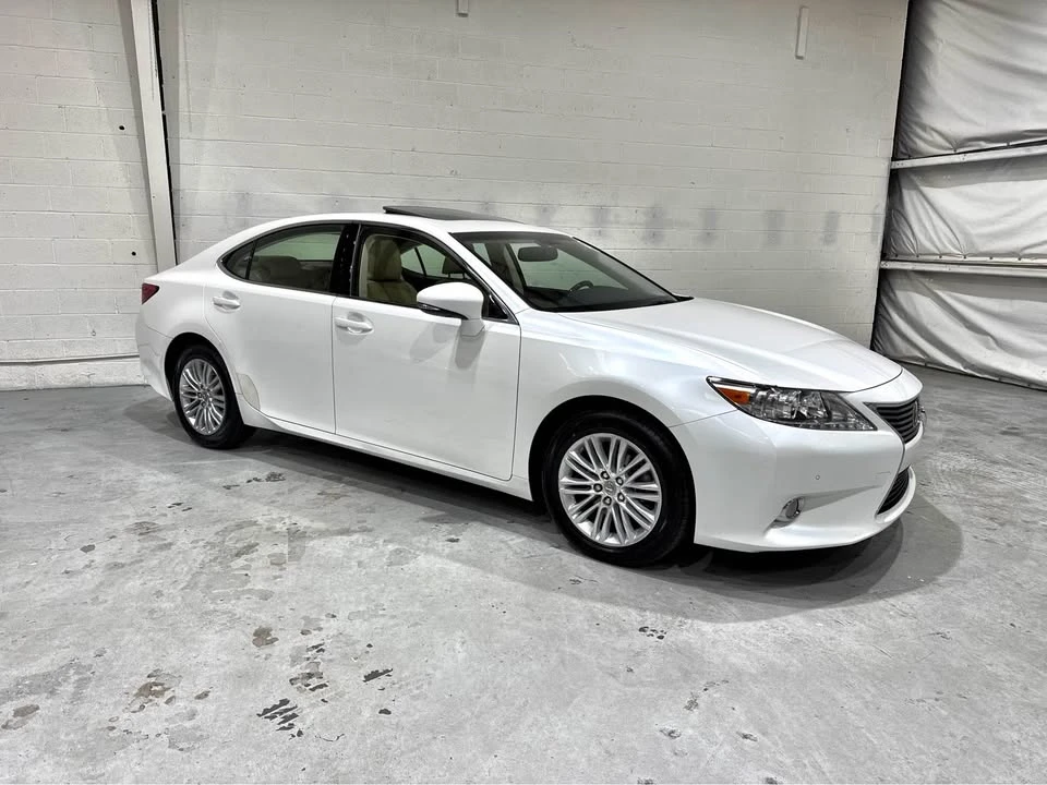 2013 Lexus ES 6th Gen - Image 2 of 17