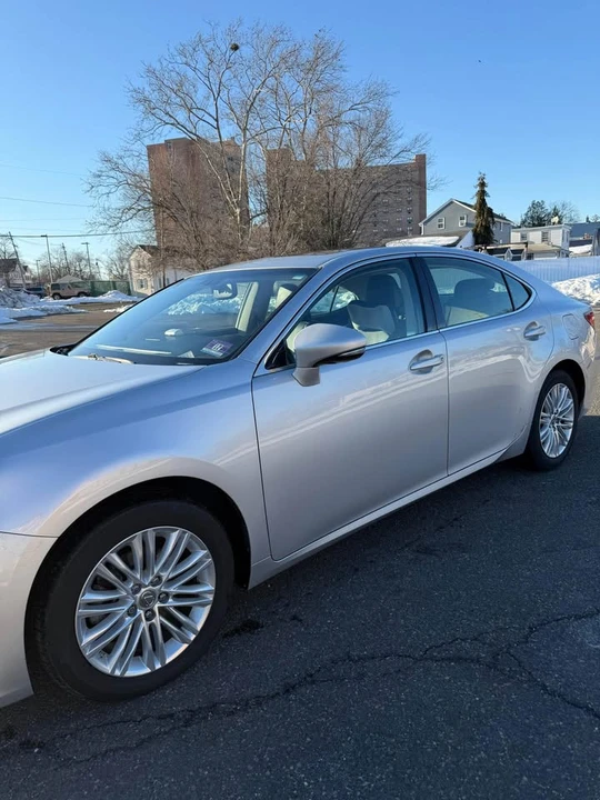 2013 Lexus ES 6th Gen - Image 9 of 12