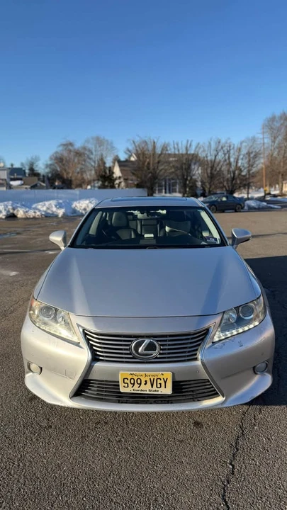 2013 Lexus ES 6th Gen - Image 2 of 12