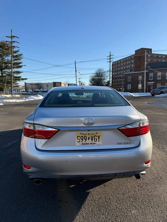 2013 Lexus ES 6th Gen - Image 10 of 12