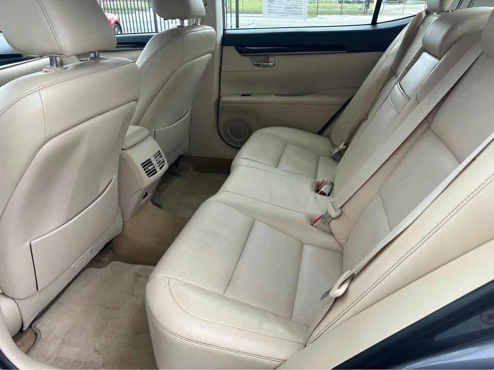 2013 Lexus ES 6th Gen - Image 10 of 19