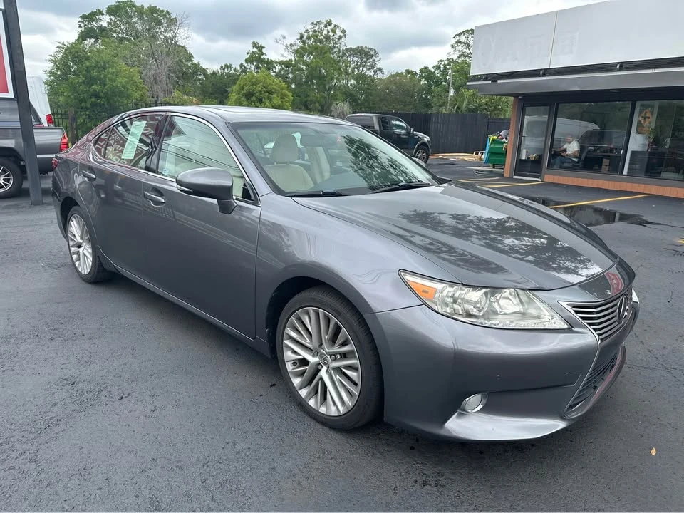 2013 Lexus ES 6th Gen - Image 5 of 19