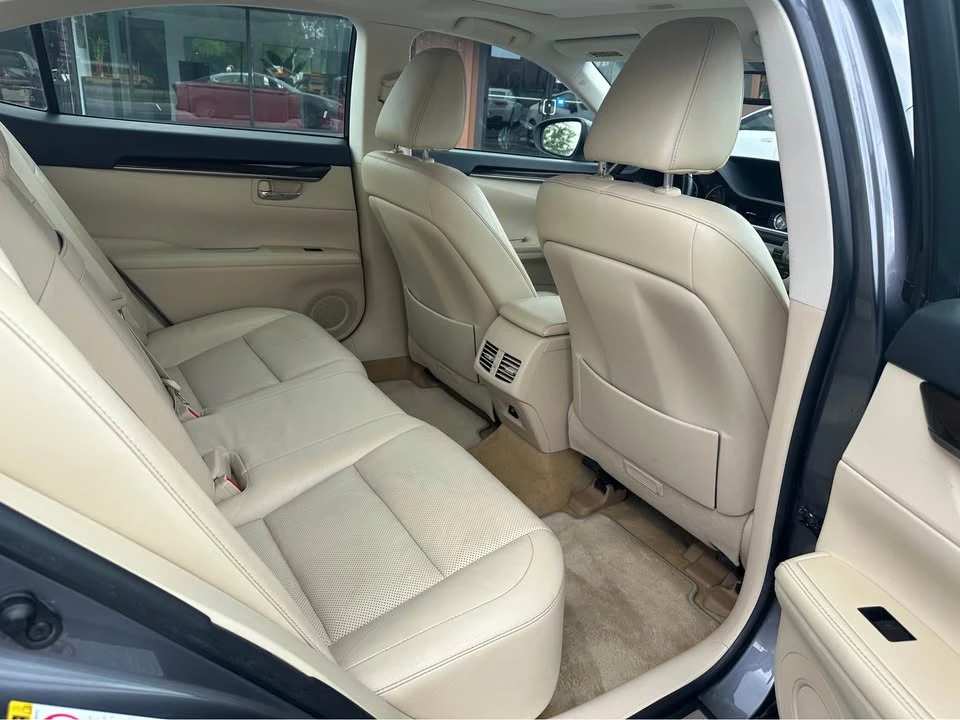 2013 Lexus ES 6th Gen - Image 12 of 19