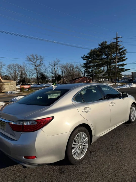 2013 Lexus ES 6th Gen - Image 8 of 12