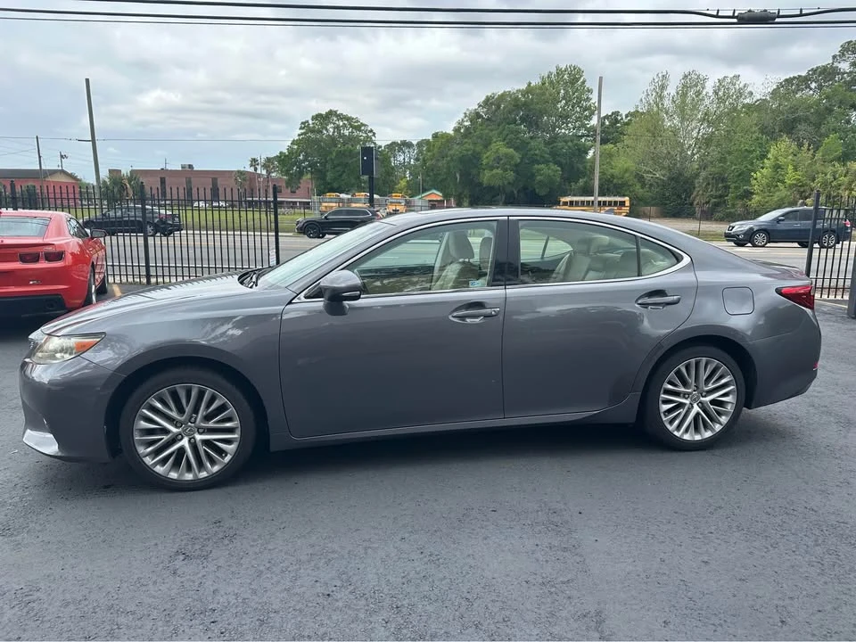 2013 Lexus ES 6th Gen - Image 2 of 19