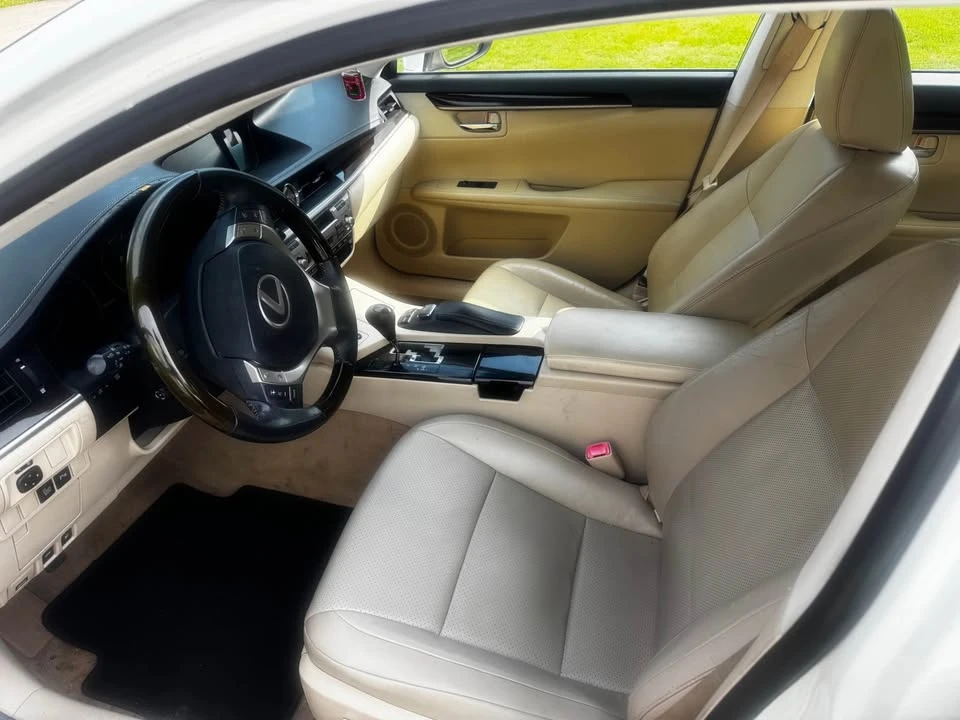2013 Lexus ES 6th Gen - Image 2 of 9