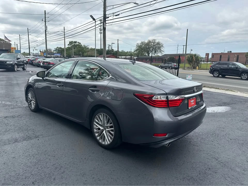 2013 Lexus ES 6th Gen - Image 3 of 19