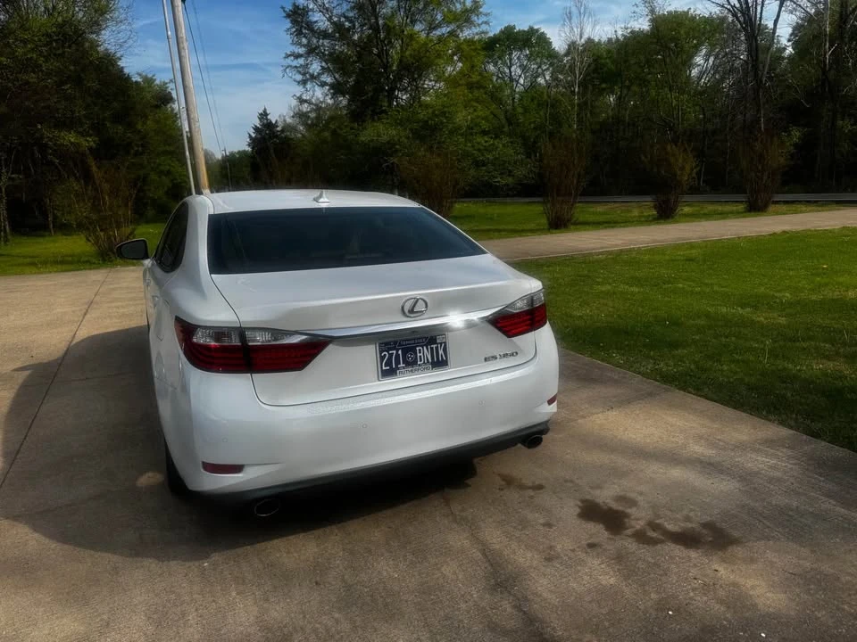 2013 Lexus ES 6th Gen - Image 5 of 9