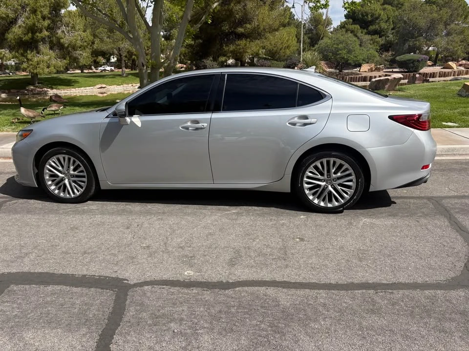 2013 Lexus ES 6th Gen - Image 7 of 19