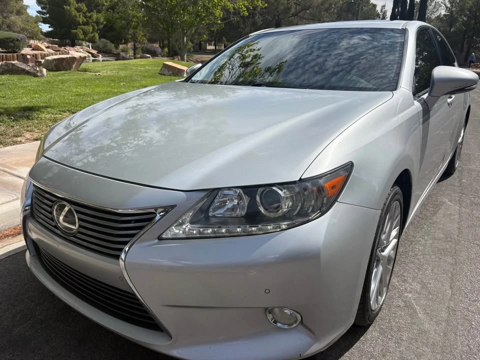 2013 Lexus ES 6th Gen - Image 2 of 19
