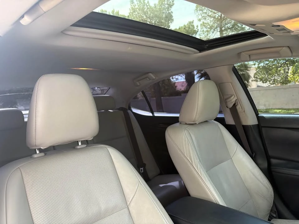 2013 Lexus ES 6th Gen - Image 11 of 19