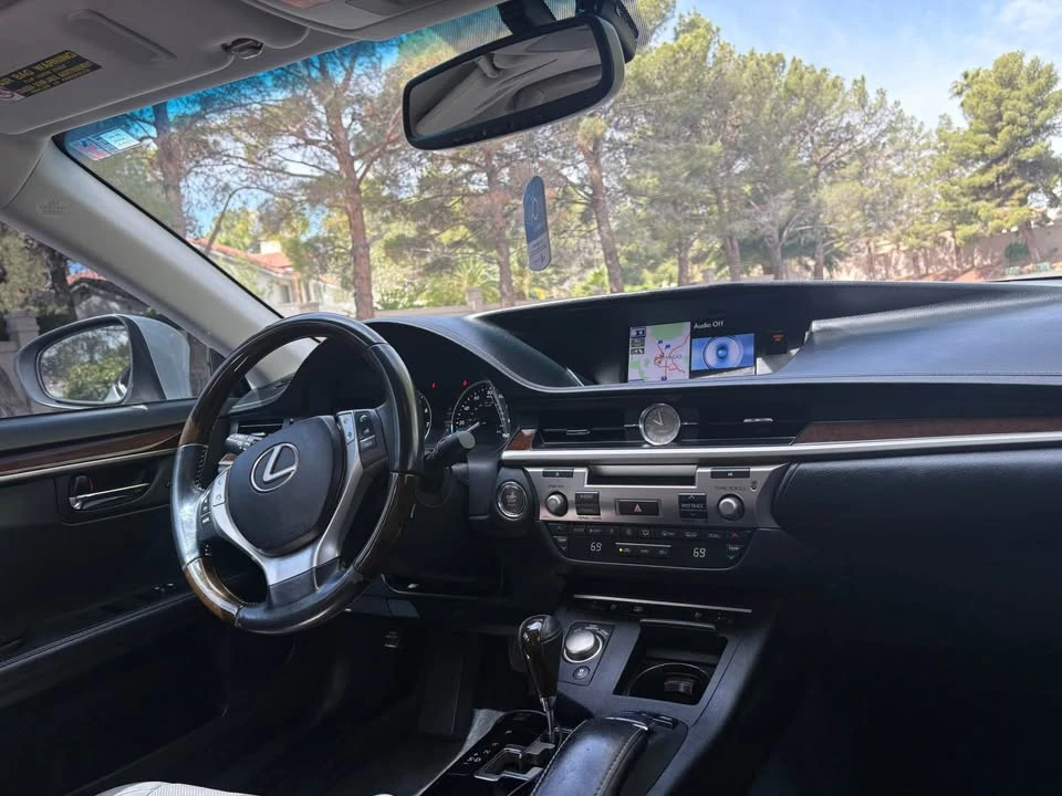 2013 Lexus ES 6th Gen - Image 9 of 19