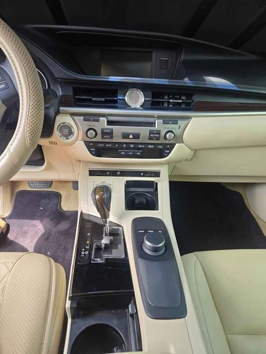 2013 Lexus ES 6th Gen - Image 8 of 14