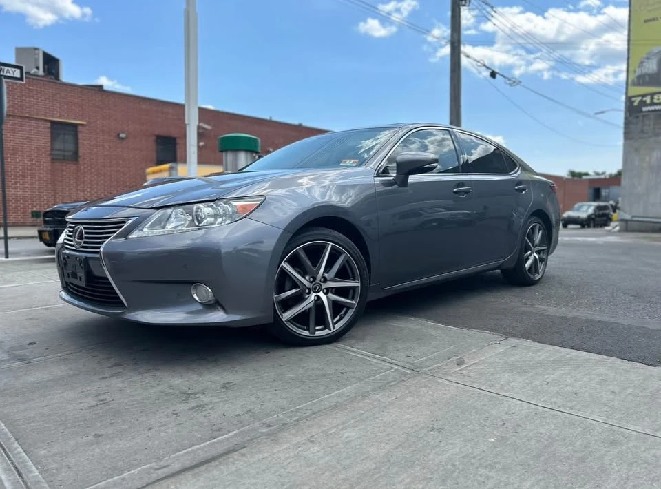 2013 Lexus ES 6th Gen - Image 7 of 10