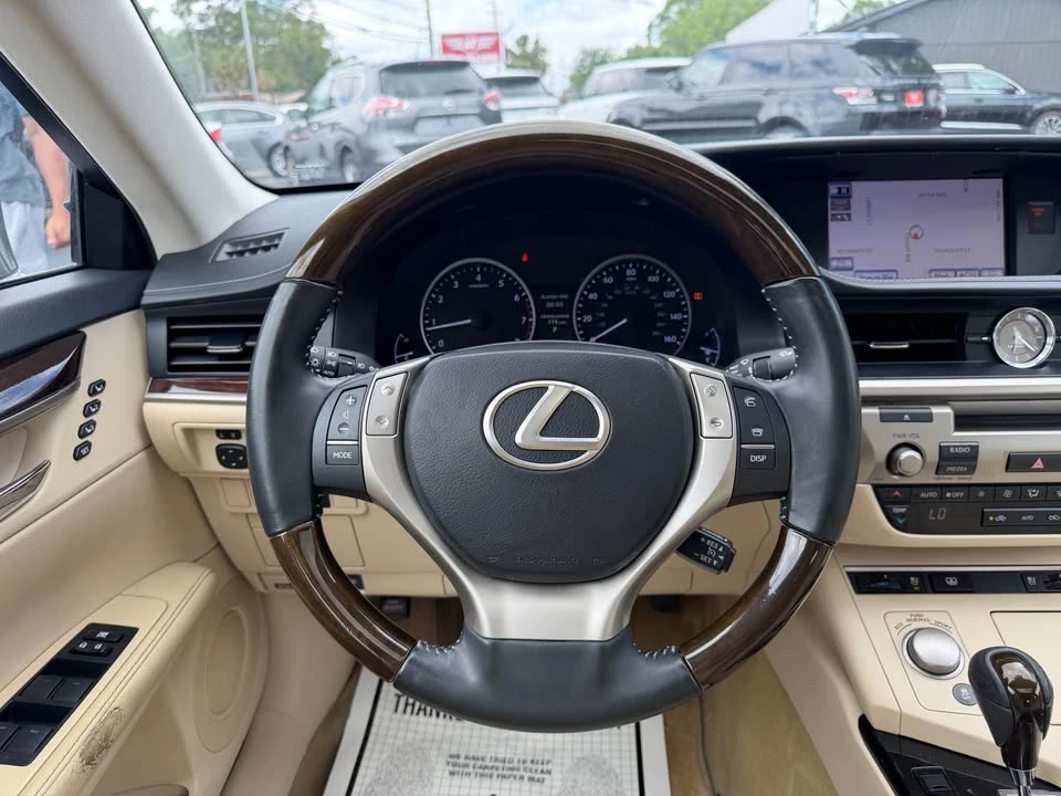 2013 Lexus ES 6th Gen - Image 11 of 13