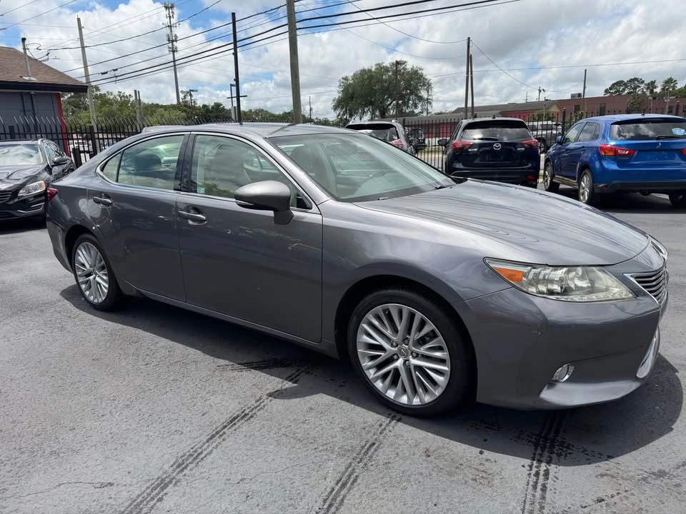 2013 Lexus ES 6th Gen - Image 4 of 13