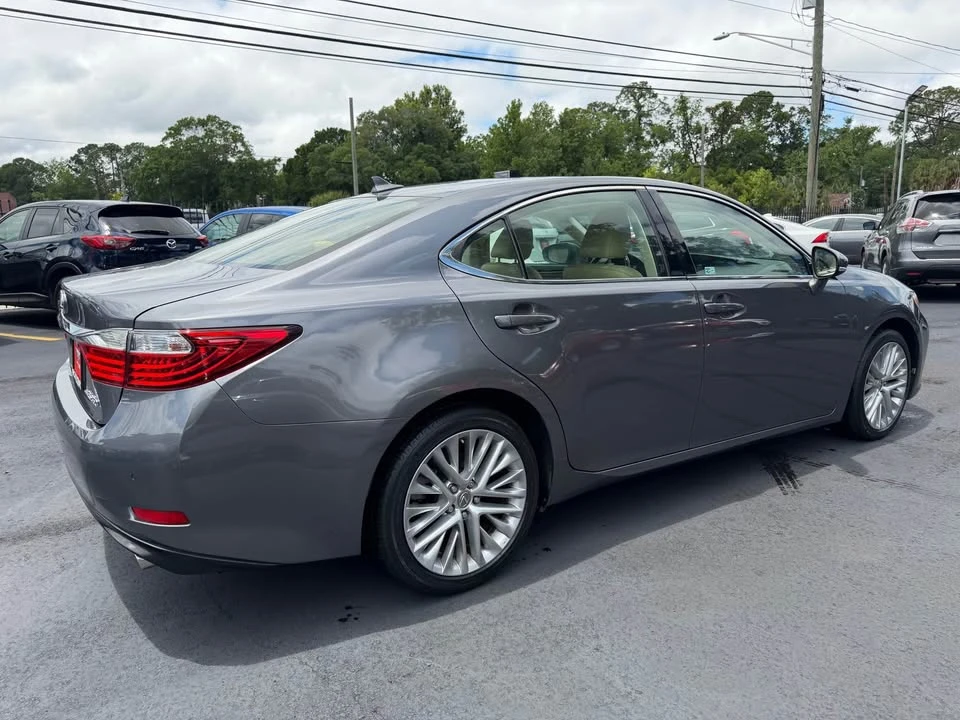 2013 Lexus ES 6th Gen - Image 3 of 13