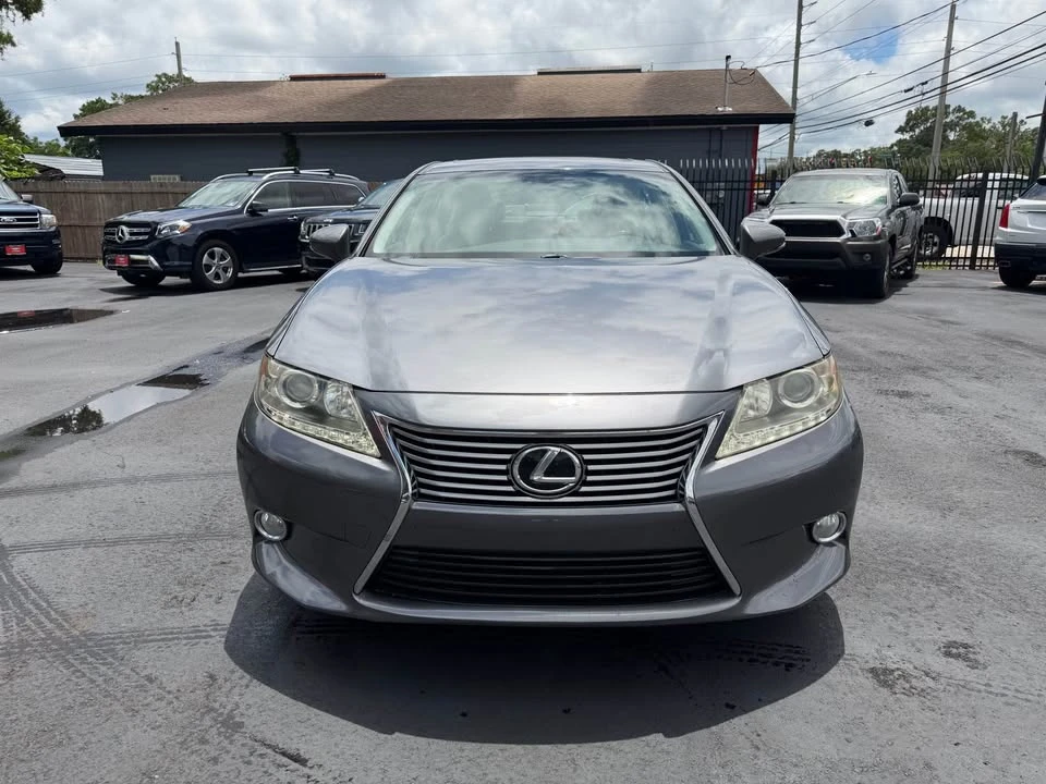 2013 Lexus ES 6th Gen - Image 5 of 13