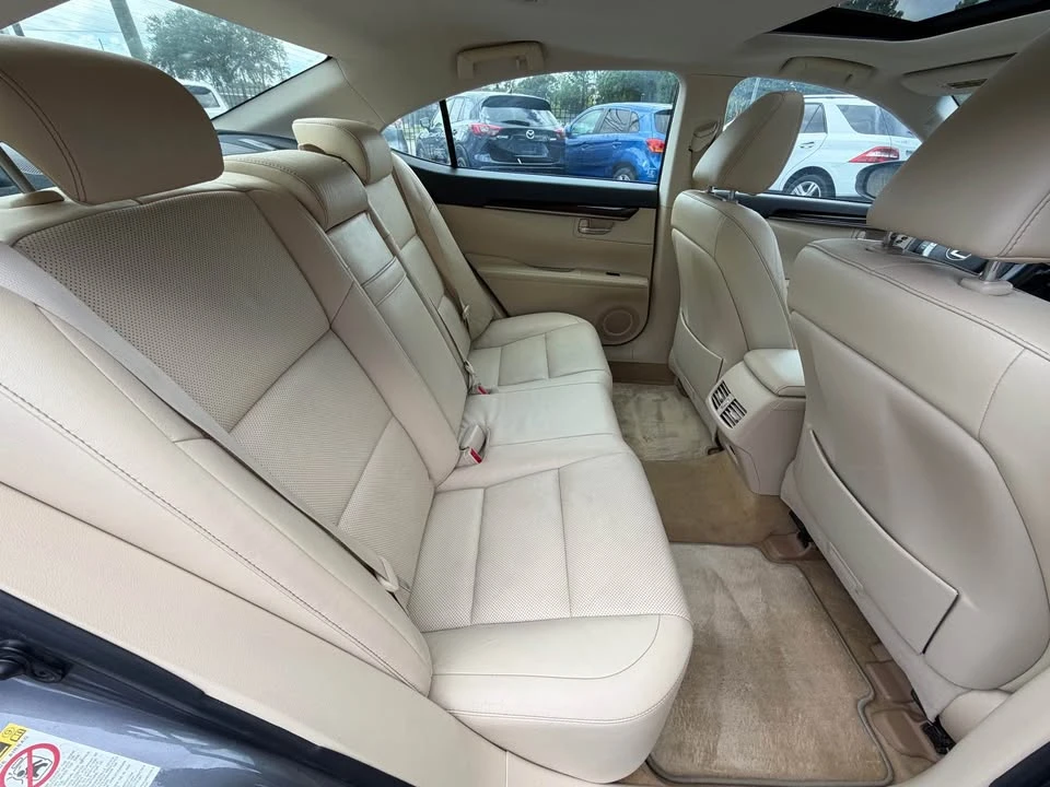 2013 Lexus ES 6th Gen - Image 10 of 13