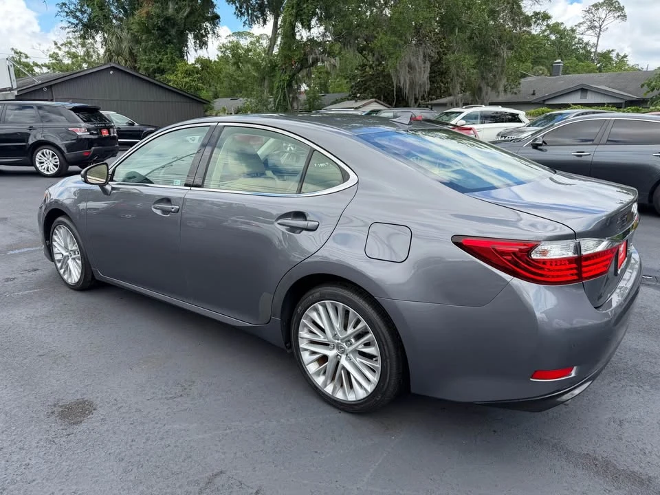 2013 Lexus ES 6th Gen - Image 7 of 13