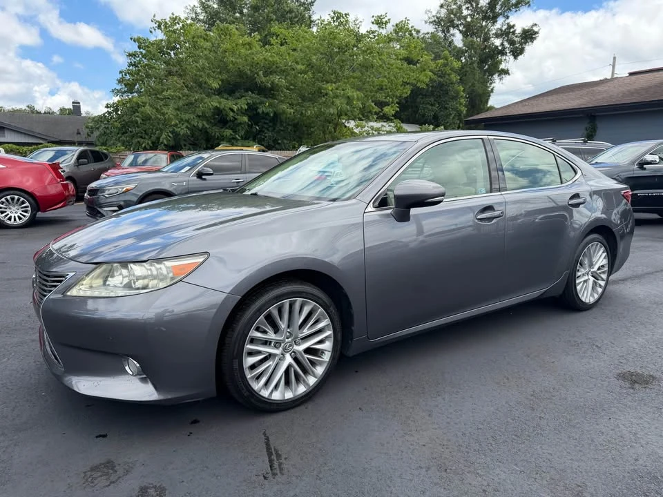 2013 Lexus ES 6th Gen - Image 2 of 13
