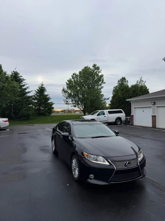 2013 Lexus ES 6th Gen - Image 2 of 8