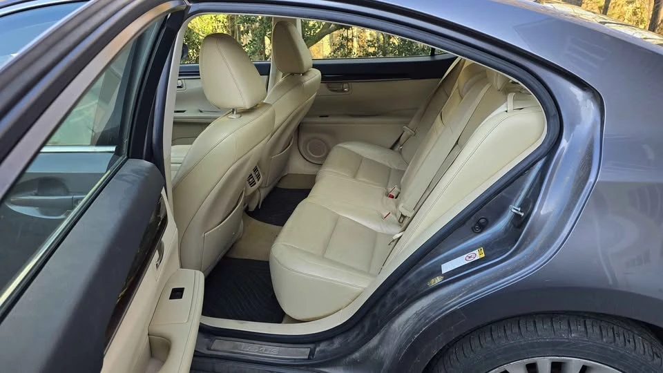 2013 Lexus ES 6th Gen - Image 8 of 9
