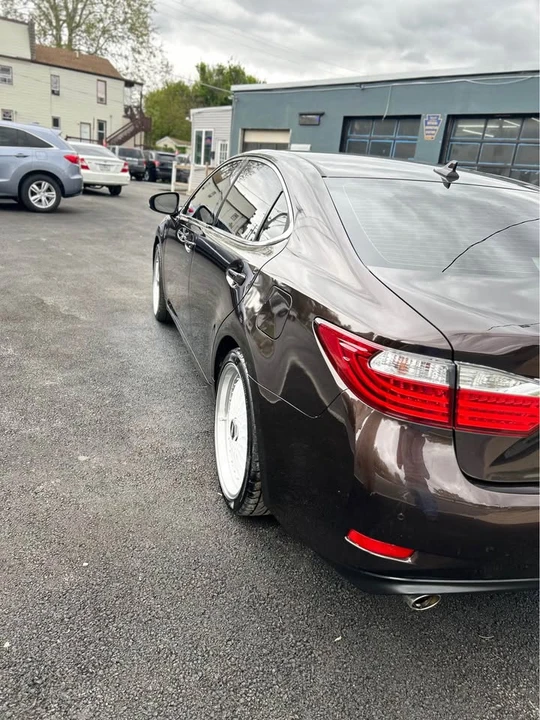 2013 Lexus ES 6th Gen - Image 5 of 9