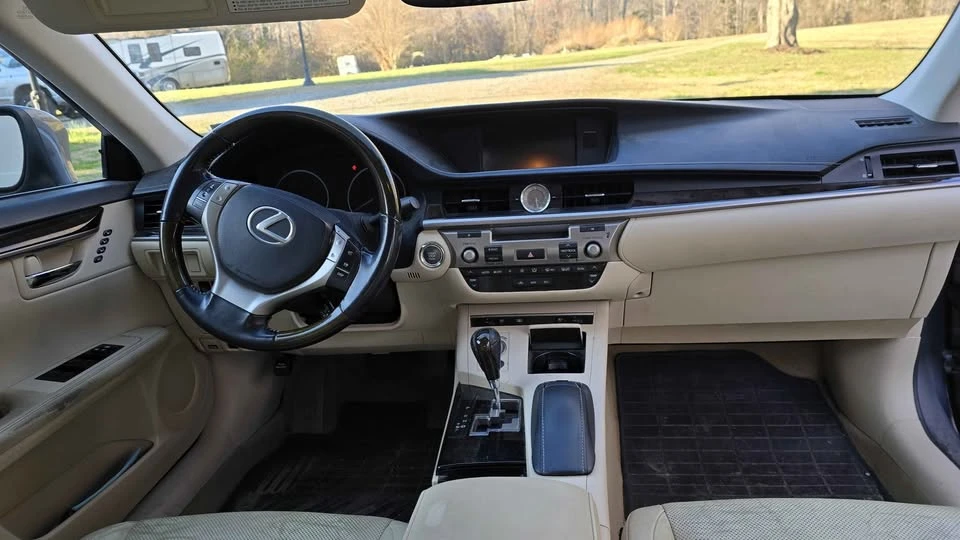 2013 Lexus ES 6th Gen - Image 7 of 9