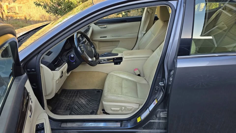 2013 Lexus ES 6th Gen - Image 5 of 9