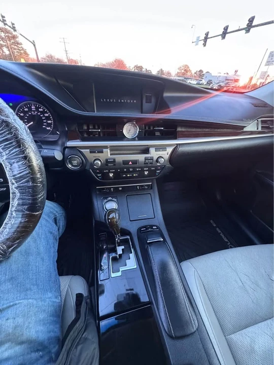 2013 Lexus ES 6th Gen - Image 17 of 19