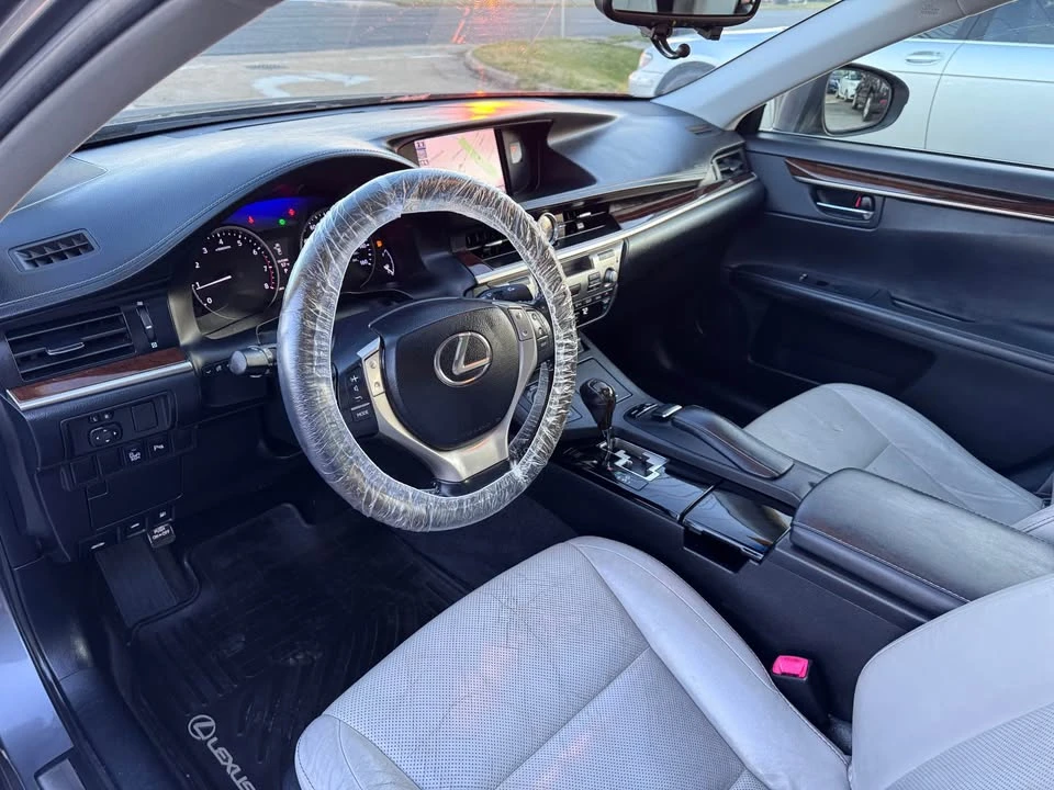 2013 Lexus ES 6th Gen - Image 14 of 19