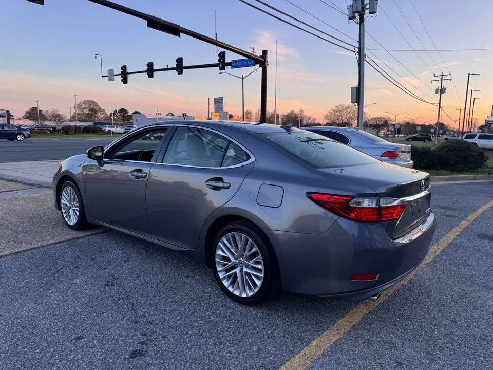 2013 Lexus ES 6th Gen - Image 5 of 19