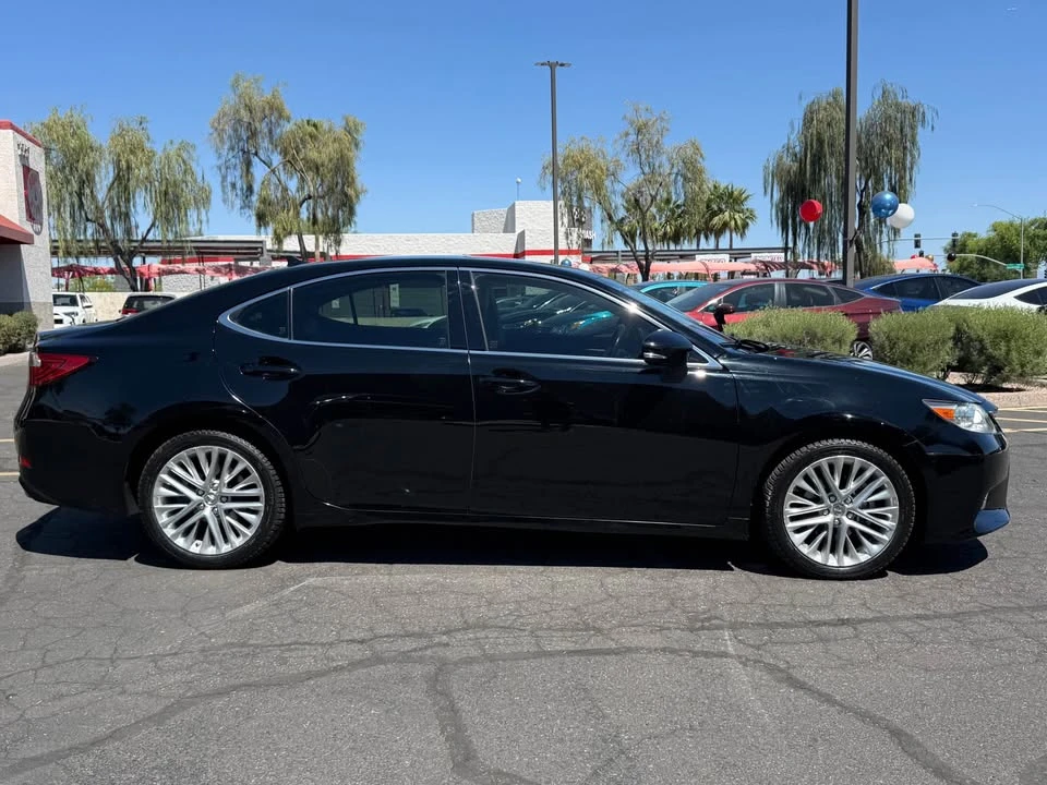 2013 Lexus ES 6th Gen - Image 2 of 16