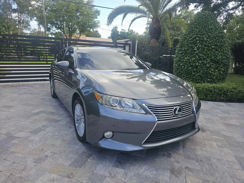 2013 Lexus ES 6th Gen - Image 2 of 10