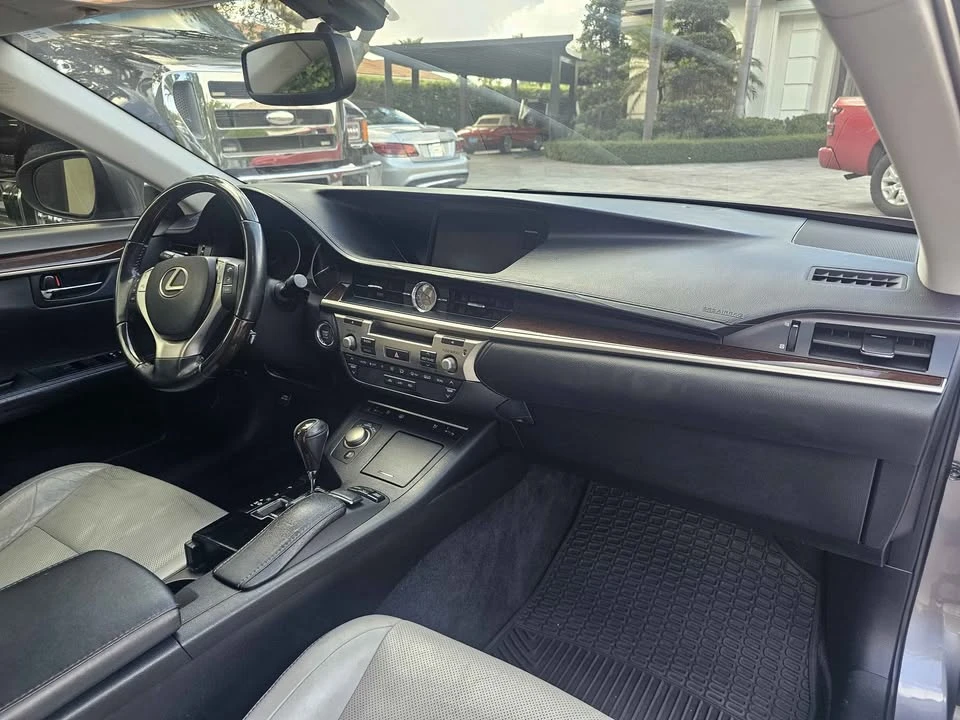 2013 Lexus ES 6th Gen - Image 7 of 10