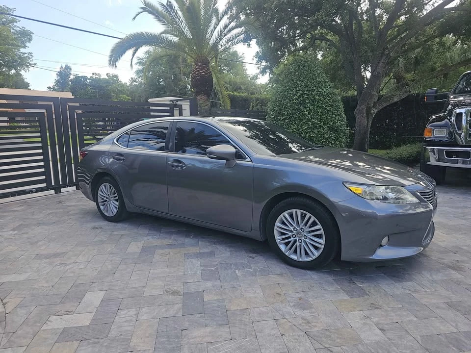 2013 Lexus ES 6th Gen - Image 3 of 10