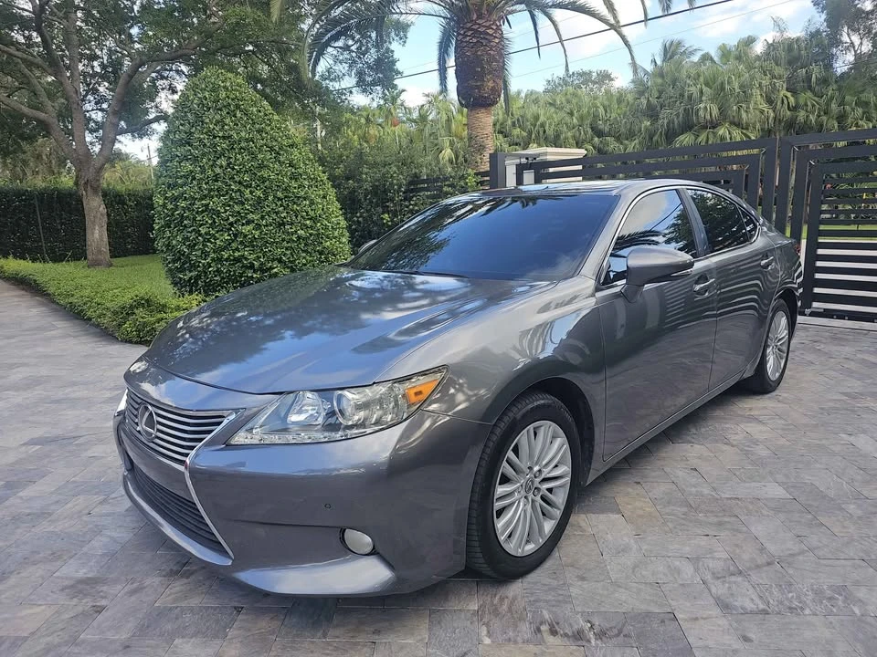 2013 Lexus ES 6th Gen - Image 6 of 10