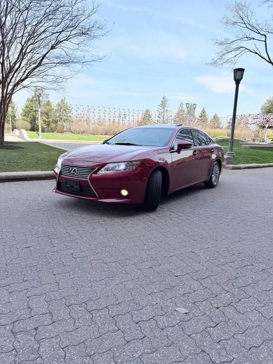 2013 Lexus ES 6th Gen - Image 2 of 15