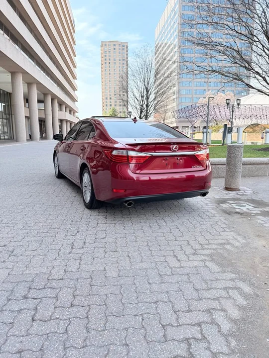 2013 Lexus ES 6th Gen - Image 11 of 15