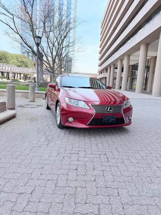 2013 Lexus ES 6th Gen - Image 10 of 15