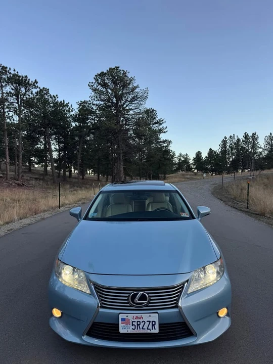2013 Lexus ES 6th Gen - Image 2 of 20