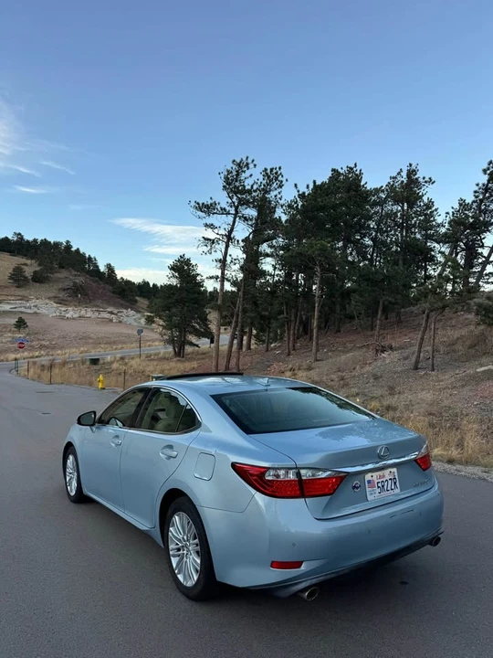 2013 Lexus ES 6th Gen - Image 17 of 20
