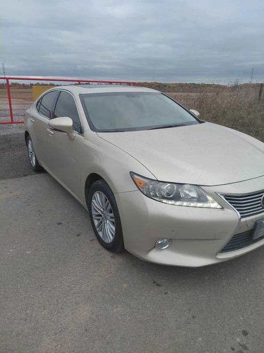 2013 Lexus ES 6th Gen - Image 2 of 10