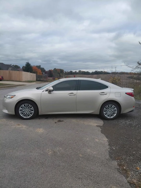 2013 Lexus ES 6th Gen - Image 3 of 10