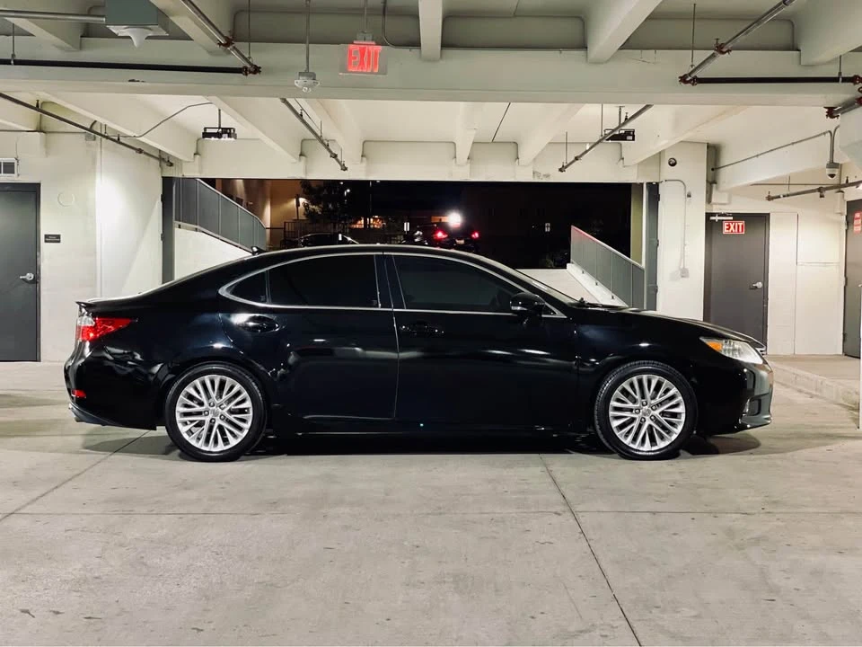 2013 Lexus ES 6th Gen - Image 8 of 16