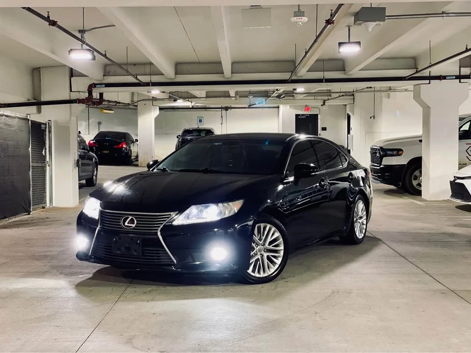 2013 Lexus ES 6th Gen - Image 5 of 16