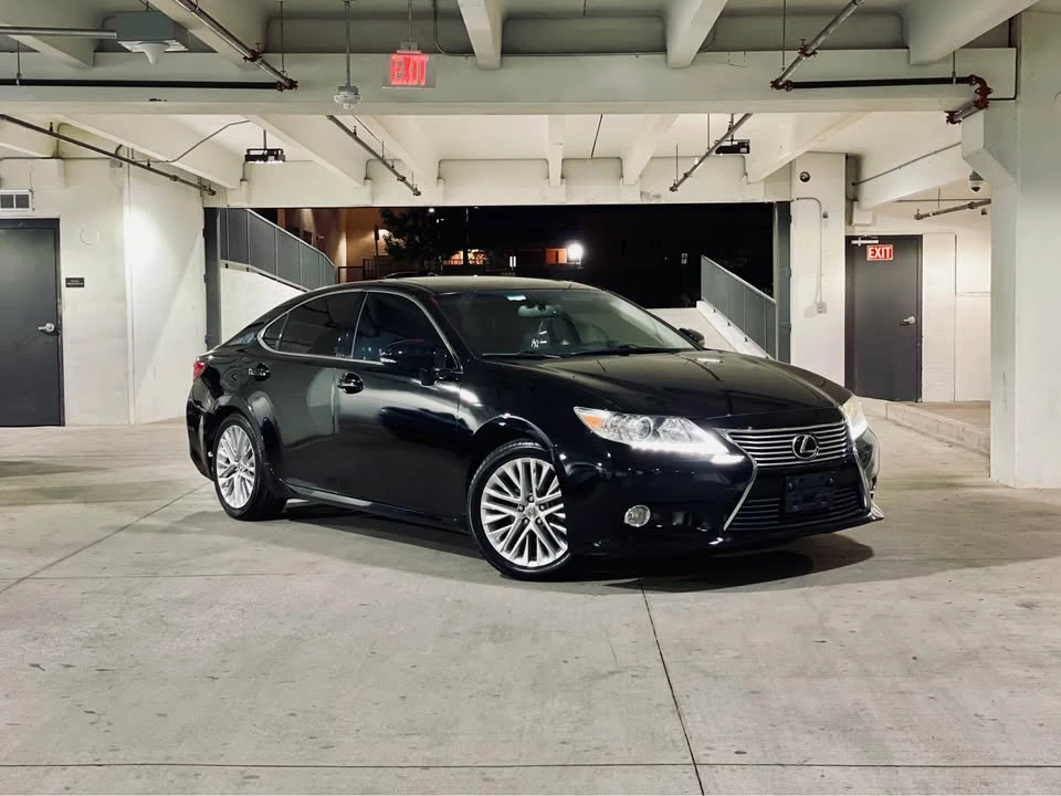 2013 Lexus ES 6th Gen - Image 9 of 16